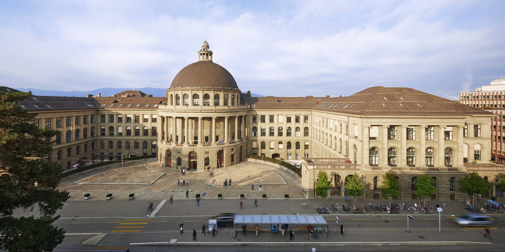 ETH-Hauptgebäude mit Vorplatz